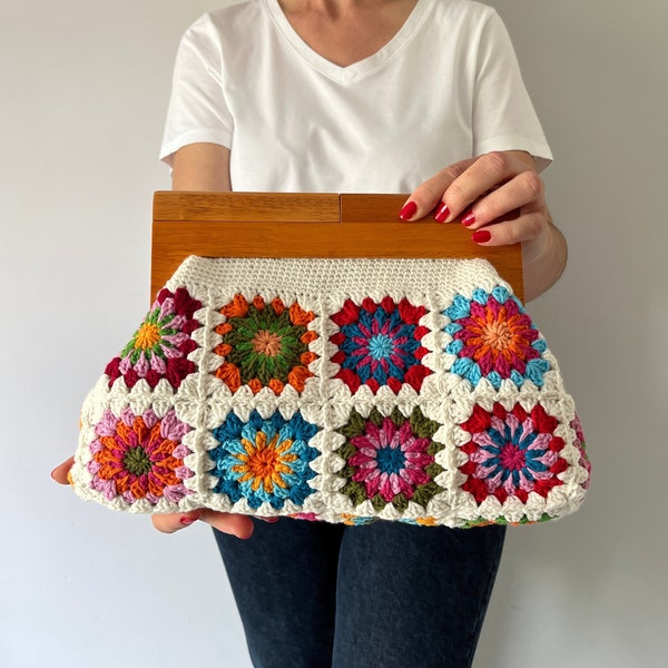 Vintage Clutch, Kiss lock Lined Crochet Clutch, Crochet Vintage Clutch With Wooden Clasp,Cream crochet bag, Evening Bag