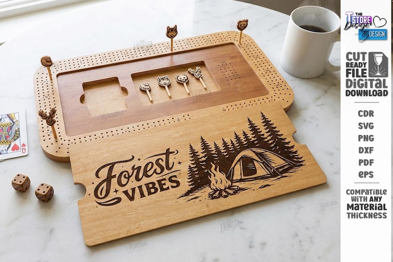 K&ouml;nnte beinhalten: Cribbage-Brett aus Holz mit tierf&ouml;rmigen Stiften und einem dekorativen Deckel mit einer Waldszene und dem Text "Forest Vibes". Enth&auml;lt W&uuml;rfel und eine Spielkarte. Das Brett ist ca. 30 cm lang.