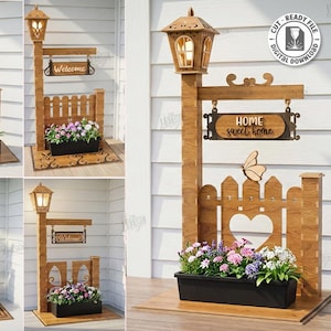 Puede incluir: Letrero decorativo de jardín de madera con farola, pequeña valla y jardinera llena de flores. El letrero muestra 'Bienvenido' o 'Home sweet home'. Una mariposa está unida a la valla. Diseño cortado con láser.