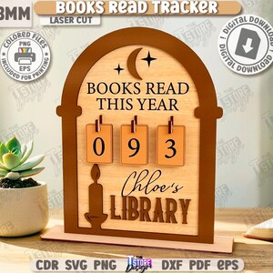 Puede incluir: Un "Books Read Tracker" de madera con el texto "Books Read This Year" y el n&uacute;mero "093". El rastreador tiene una vela y el texto "Chloe's LIBRARY". Una planta suculenta en una maceta blanca est&aacute; a la izquierda.