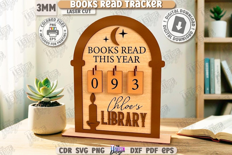Puede incluir: Un "Books Read Tracker" de madera con el texto "Books Read This Year" y el n&uacute;mero "093". El rastreador tiene una vela y el texto "Chloe's LIBRARY". Una planta suculenta en una maceta blanca est&aacute; a la izquierda.