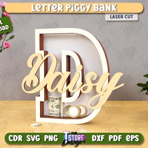 Puede incluir: Una hucha de madera con forma de letra "D" con el nombre "Daisy" recortado. El banco contiene dinero y monedas. Las palabras "Letter Piggy Bank" y "Laser Cut" est&aacute;n en la parte superior. La imagen tambi&eacute;n incluye flores y las palabras "Digital Download".