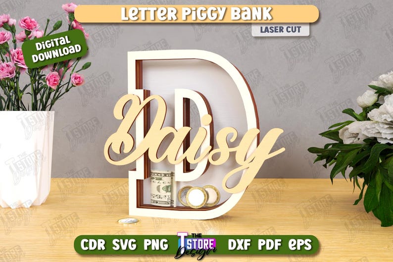 Puede incluir: Una hucha de madera con forma de letra "D" con el nombre "Daisy" recortado. El banco contiene dinero y monedas. Las palabras "Letter Piggy Bank" y "Laser Cut" est&aacute;n en la parte superior. La imagen tambi&eacute;n incluye flores y las palabras "Digital Download".
