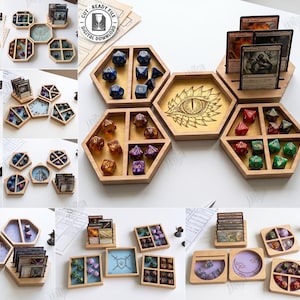 K&ouml;nnte beinhalten: Lasergeschnittene Tisch-Gaming-Organizer aus Holz. Das Set enth&auml;lt verschiedene sechseckige und rechteckige Tabletts f&uuml;r W&uuml;rfel, Karten und Token. Ein Tablett zeigt ein graviertes Augendesign. Das Bild zeigt mehrere Designs.