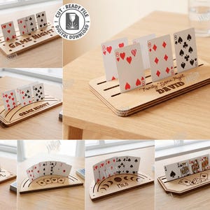 Könnte beinhalten: Eine Sammlung von lasergeschnittenen Spielkartenhaltern aus Holz in verschiedenen Formen und Designs, mit eingravierten Texten wie "GAME NIGHT", "DAVID" und "MILO". Diese Halter verfügen über Schlitze, um Karten aufrecht zu halten.