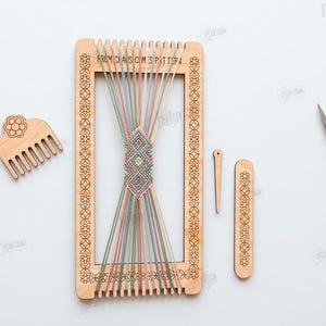 Op de afbeelding: Een houten weefgetouw met kleurrijke draden, een kam en andere gereedschappen. Het weefgetouw heeft een bloemenpatroon en de tekst "FROM CLASOM'S PATTERA". De afbeelding bevat ook de tekst "CUT READY FILE DIGITAL DOWNLOAD".
