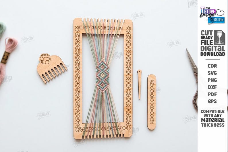 Op de afbeelding: Een houten weefgetouw met kleurrijke draden, een kam en andere gereedschappen. Het weefgetouw heeft een bloemenpatroon en de tekst "FROM CLASOM'S PATTERA". De afbeelding bevat ook de tekst "CUT READY FILE DIGITAL DOWNLOAD".