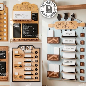 Puede incluir: Organizadores de cocina de madera con secciones de pizarra y estantes para notas. Los diseños incluyen "Good Food Happens Here", "Mum's Kitchen" y "Kitchen Vibes". Cada diseño tiene un diseño único para menús y listas de tareas.