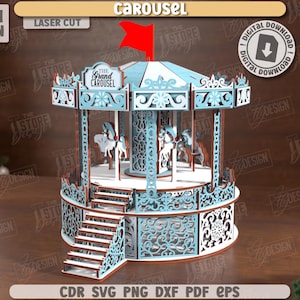 Może przedstawiać: Wycinany laserowo drewniany model karuzeli w kolorze jasnoniebieskim i brązowym. Karuzela posiada szczegółowe elementy, w tym konie, ozdobne panele i czerwoną flagę. Widoczny jest napis "The Grand Carousel". Model ma grubość 3 mm.