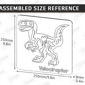 K&ouml;nnte beinhalten: Ein lasergeschnittenes Dinosaurier-Design mit der Bezeichnung "Velociraptor". Die montierte Gr&ouml;&szlig;e betr&auml;gt 250 mm x 250 mm, mit einer Dicke von 9 mm. Es ist ein digitaler Download zum sofortigen Schneiden.