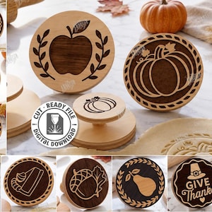 Puede incluir: Una colección de diez sellos circulares de madera con diseños otoñales cortados con láser, que incluyen una manzana, calabaza, pavo, hoja de arce, seta, trozo de tarta, bellota, pera y el texto Give Thanks. Cada sello tiene un grosor de 3 mm.