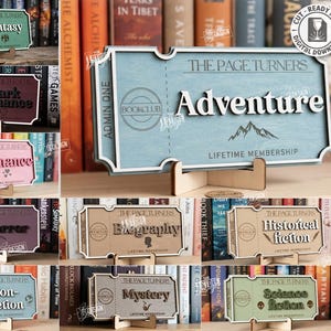 Könnte beinhalten: Eine Sammlung von zehn lasergeschnittenen Holz-Ticket-Designs für einen Buchclub, jeweils mit dem Text The Page Turners und Lifetime Membership. Die Tickets sind in verschiedenen Farben wie Blau, Pink, Grün und Braun mit 3 mm Materialstärke.