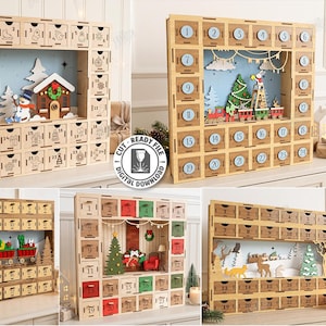 Puede incluir: Una colección de cinco diseños de calendarios de adviento de madera con cajones cortados a láser numerados del uno al veinticuatro. Cada marco muestra una escena navideña única con figuras en miniatura como trenes, árboles y casas.