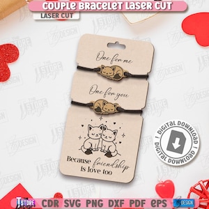K&ouml;nnte beinhalten: Drei h&ouml;lzerne Paararmb&auml;nder mit Katzendesigns. Die Armb&auml;nder befinden sich auf einer beigefarbenen Karte mit dem Text "One for me" und "One for you". Die untere Karte hat zwei Katzenillustrationen und den Text "Because friendship is love too".
