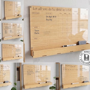 Könnte beinhalten: Ein wandmontiertes Planungsboard aus klarem Acryl mit holzfarbenem Hintergrund, das einen Monatskalender, eine Aufgabenliste, ein Menü und einen Zielbereich enthält. Das Board verfügt über eine Holzablage für Stifte und einen Schwamm.