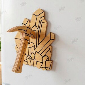Puede incluir: Arte de pared de madera que representa un pico y un grupo de cristales, con contornos negros. El arte est&aacute; montado sobre una superficie blanca. El texto "CUT READY FILE DIGITAL DOWNLOAD" es visible en el lado derecho.
