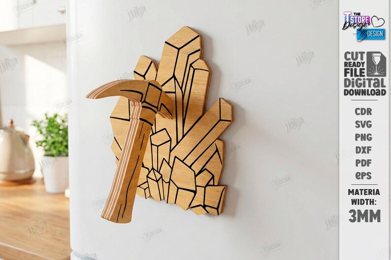 Puede incluir: Arte de pared de madera que representa un pico y un grupo de cristales, con contornos negros. El arte est&aacute; montado sobre una superficie blanca. El texto "CUT READY FILE DIGITAL DOWNLOAD" es visible en el lado derecho.