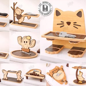 Puede incluir: Una colección de diez llaveros de madera cortados con láser, con diseños variados de animales y objetos. Cada soporte tiene una repisa para llaves. El ancho del material es de 3 mm. El texto "CUT READY FILE DIGITAL DOWNLOAD" es visible.