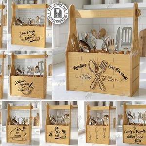 Puede incluir: Soporte de utensilios de madera con asa, con varias frases y diseños grabados con temas de cocina. El soporte contiene cubiertos y está hecho de madera de color claro. El diseño incluye una descarga digital de archivo de corte por láser.