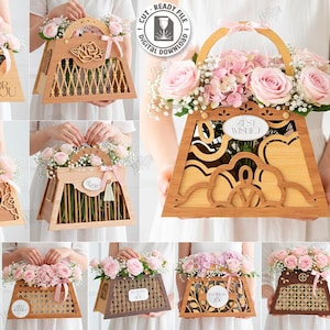 Puede incluir: Una colección de cajas de flores de madera cortadas con láser en varios diseños, cada una llena de rosas rosas y vegetación. Las cajas presentan cortes decorativos, asas y texto como "For You" y "Best Wishes". La imagen también incluye un gráfico de descarga digital.