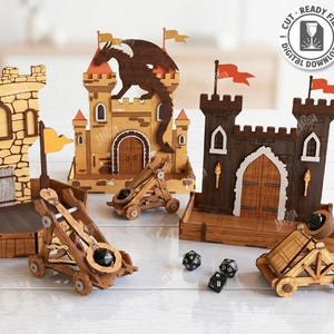Puede incluir: Diseños de castillos de madera cortados con láser con catapultas y dados. Los castillos son en tonos marrones y beige, con banderas naranjas y amarillas. El texto "CUT READY FILE DIGITAL DOWNLOAD" y "3 DESIGNS" está incluido.