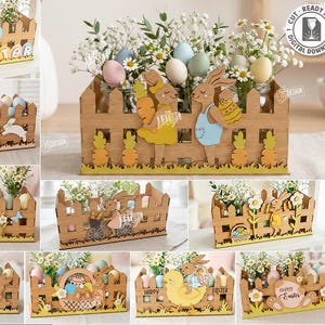 Könnte beinhalten: Oster-Dekorationszaun aus Holz mit lasergeschnittenen Designs. Der Zaun hält kleine Gläser mit Blumen und pastellfarbenen Eiern. Verziert mit Hasen- und Karotten-Ausschnitten, ist es eine festliche Frühlingsdekoration. Der Text "Ostern" ist sichtbar.
