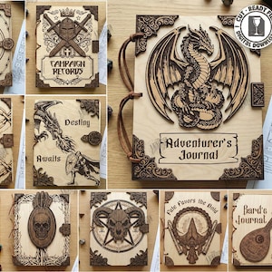 K&ouml;nnte beinhalten: Eine Sammlung von 10 lasergeschnittenen Holz-Journal-Covern mit verschiedenen Designs. Die Cover zeigen aufwendige Schnitzereien eines Drachen, eines Pentagramms, eines Sch&auml;dels und anderer Fantasy-Elemente. Jedes Cover ist ca. 20 x 25 cm gro&szlig;.