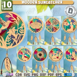Puede incluir: Atrapasoles de madera con diseños cortados con láser. La imagen muestra diez atrapasoles circulares diferentes, cada uno con un diseño único con temas de la naturaleza, incluyendo colibríes, mariposas y abejas. Los atrapasoles son de color madera natural y tienen fondos coloridos.