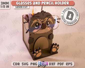 Könnte beinhalten: Ein lasergeschnittener Brillen- und Stifthalter in Form eines Faultiers. Der Halter ist braun und beige mit einem Faultiergesicht und Pfoten. Das Faultier trägt eine runde Brille. Der Text "GLASSES AND PENCIL HOLDER" steht oben.
