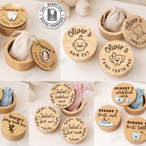 Könnte beinhalten: Holz-Andenkenboxen mit gravierten Designs. Die Boxen sind rund mit Deckeln, einige mit kleinen Stoffbeuteln im Inneren. Designs beinhalten Texte wie "Erster Zahn" und "Nabelschnur".