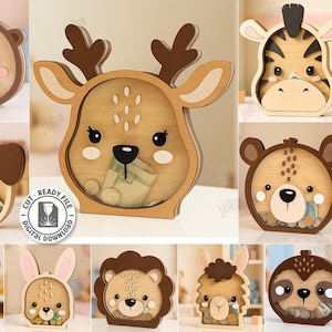 Op de afbeelding: Houten spaarpotten in de vorm van dieren, waaronder een beer, een hert, een hond, een zebra, een konijn, een leeuw, een lama en een luiaard. Elke spaarpot heeft een doorzichtige voorkant om munten en biljetten te zien. De tekst "Laser Cut" en "10 Designs" is ook aanwezig.