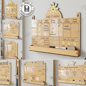 Op de afbeelding: Een collectie van lasergesneden houten weekplanners met transparante acrylpanelen, geïntegreerde pennenbakjes en diverse gegraveerde ontwerpen zoals zonnen en planeten voor het organiseren van dagelijkse taken, gewoontes en stemmingen.
