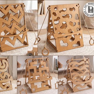 Può includere: Un set di cinque labirinti per biglie da tavolo in legno tagliato al laser con vari motivi geometrici e organici. Ogni struttura a cavalletto presenta una barra orizzontale sospesa con anelli e uno spessore del materiale di 6mm.