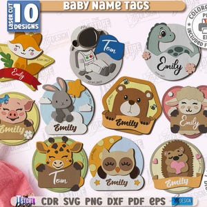 Puede incluir: Una colección de diez etiquetas de nombres de bebé cortadas con láser, con varios diseños de animales, incluyendo un zorro, astronauta, dinosaurio, cerdo, conejo, oso, oveja, jirafa, búho y erizo. Cada etiqueta incluye un nombre y una fecha.