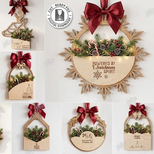 Peut inclure: Une collection de dix poches murales en bois découpées au laser pour la décoration de Noël, chacune avec un nœud en satin rouge foncé et remplie de branches de pin, de baies et de lumières. La pièce centrale porte le texte Powered by Christmas Spirit.