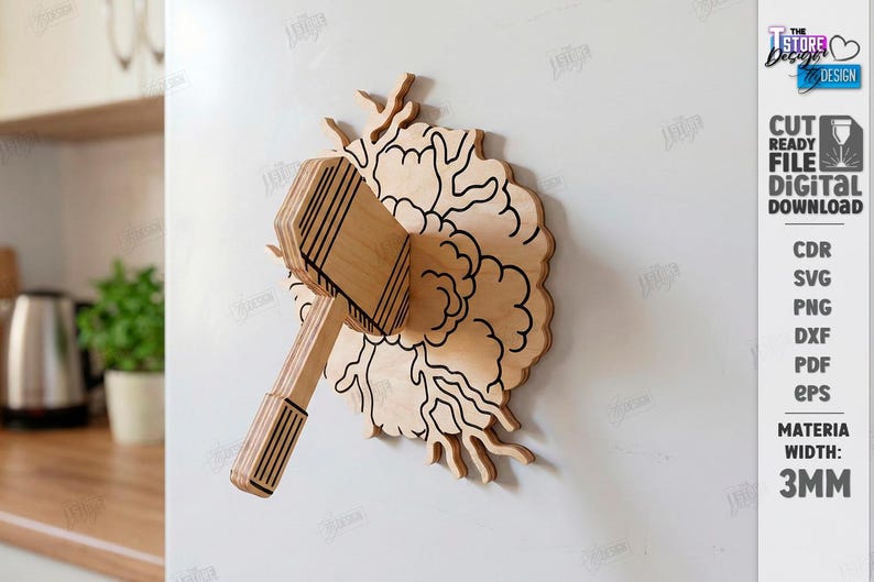 Puede incluir: Una decoraci&oacute;n de pared de madera clara que muestra un martillo incrustado en un patr&oacute;n circular en forma de nube con contornos negros grabados. La pieza est&aacute; dise&ntilde;ada para un grosor de material de 3 mm e incluye archivos digitales.