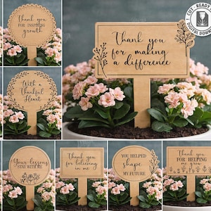 Peut inclure: Dix piquets de jardin en bois avec des messages tels que « Reconnaissant pour vos conseils » et « Merci d'avoir fait la différence ». Les piquets sont dans des pots de fleurs roses. L'image comprend également du texte sur les téléchargements numériques.
