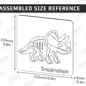 K&ouml;nnte beinhalten: Eine wei&szlig;e Umrisszeichnung eines Triceratops-Dinosaurierskeletts auf quadratischem Hintergrund. Die Gr&ouml;&szlig;e betr&auml;gt 250 mm x 250 mm und ist 9 mm dick. Der Text "Triceratops" steht darunter.