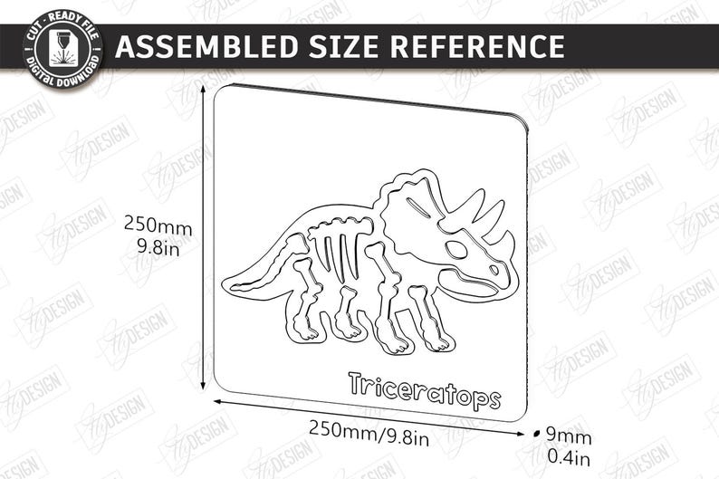 K&ouml;nnte beinhalten: Eine wei&szlig;e Umrisszeichnung eines Triceratops-Dinosaurierskeletts auf quadratischem Hintergrund. Die Gr&ouml;&szlig;e betr&auml;gt 250 mm x 250 mm und ist 9 mm dick. Der Text "Triceratops" steht darunter.