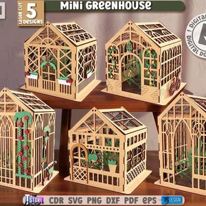 Op de afbeelding: Vijf miniatuur lasergesneden houten kasontwerpen. Elke kas heeft ingewikkelde details, waaronder decoratieve elementen en plantachtige accenten. De tekst "Mini Greenhouse" en "5 Designs" is zichtbaar.