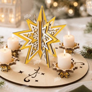 Op de afbeelding: Een ronde houten adventskaarsenhouder met een centrale driedimensionale gele en witte ster met sneeuwvlokuitsparingen. De basis bevat vier kleine kaarsenhouders voor witte stompkaarsen en decoratieve stergravures. Materiaaldikte: 3mm.