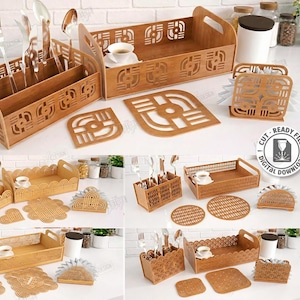 Puede incluir: Una taza de cerámica blanca con asa negra y el texto "But First, Coffee" en negrita negra. La taza se encuentra sobre un fondo borroso, sugiriendo un ambiente acogedor.