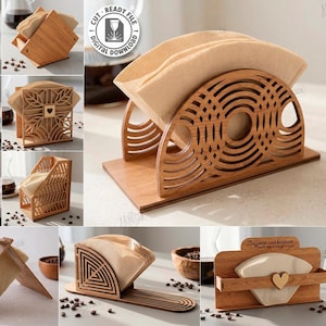 Può includere: Una collezione di dieci portafiltri per caffè in legno tagliati al laser in vari design. I portafiltri sono realizzati in legno marrone chiaro e contengono filtri per caffè di carta. L'immagine include anche il testo "CUT READY FILE DIGITAL DOWNLOAD".