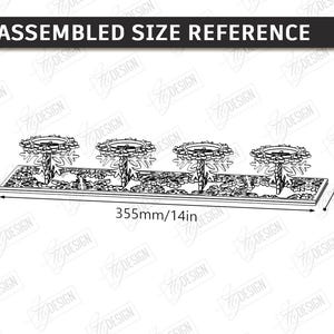 Op de afbeelding: Een zwart-witte lijntekening van een rechthoekige kaarsenhouderbasis met vier sneeuwvlokvormige kaarsenhouders. De tekst ASSEMBLED SIZE REFERENCE staat bovenaan. De afmetingen zijn 355mm lang, 100mm breed en 48mm hoog.