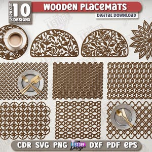 Può includere: Una collezione di dieci sottopiatti in legno tagliati al laser con vari motivi, tra cui forme floreali e geometriche. I sottopiatti marroni sono esposti con una tazza di caffè, piatti e posate. Il testo "Wooden Placemats" e "Digital Download" è visibile.