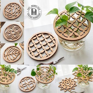 Pode incluir: Uma coleção de dez designs de madeira cortados a laser, incluindo bases para copos e tampas de vasos de plantas. Os designs apresentam vários padrões, incluindo formas florais, geométricas e abstratas. O texto "CUT READY FILE DIGITAL DOWNLOAD" é visível.