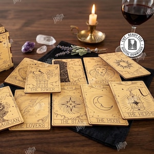 Pode incluir: Um conjunto de cartas de tarot em madeira cortadas a laser com ilustrações celestiais e místicas gravadas, incluindo The Magician, The Tower e The Hermit, com uma caixa de armazenamento a condizer. O texto inclui 10 DESIGNS, CUT READY FILE e DIGITAL DOWNLOAD.