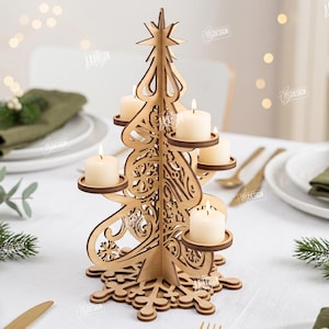 Op de afbeelding: Een lasergesneden houten kerstboom-kaarsenhouder met een sneeuwvlokbasis en gedetailleerde krulpatronen. De structuur bevat vijf ronde plateaus voor kleine witte stompkaarsen en een ster als piek. Materiaaldikte: 3mm.
