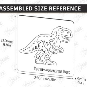 K&ouml;nnte beinhalten: Ein lasergeschnittenes Tyrannosaurus Rex-Design mit den Ma&szlig;en 250 mm x 250 mm und einer Dicke von 9 mm. Das Design enth&auml;lt den Text "Tyrannosaurus Rex" und "Assembled Size Reference".