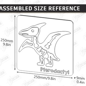 K&ouml;nnte beinhalten: Ein schwarz-wei&szlig;es Pterodactylus-Design mit den Ma&szlig;en 250 mm x 250 mm und 9 mm Dicke. Das Bild enth&auml;lt den Text "Assembled Size Reference" und "Pterodactyl".